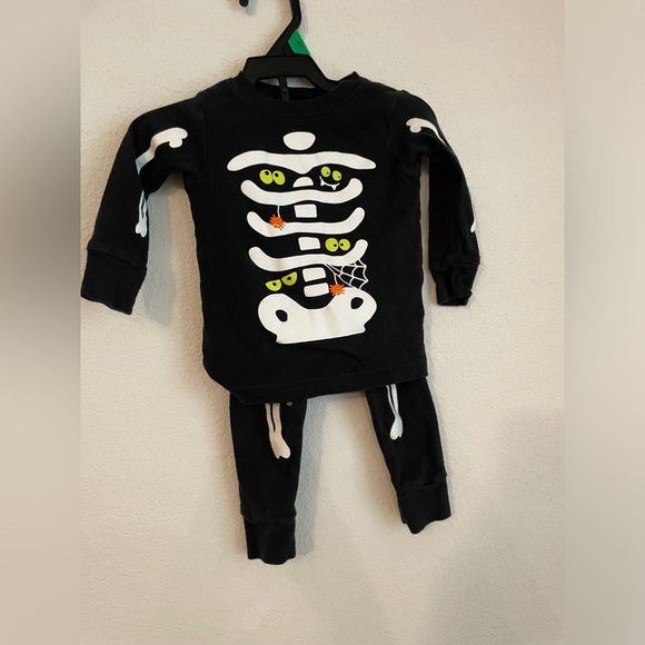 Carter's Black Skeleton glow in the dark Pajama Set size 12 months - Picture 5 of 6